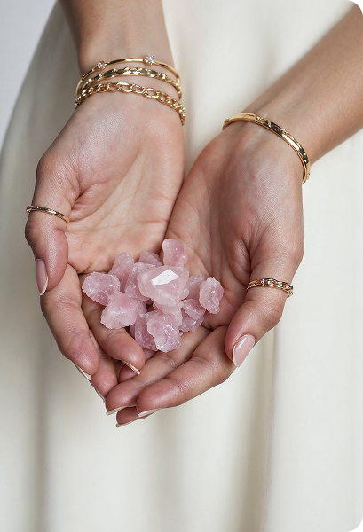 Handen met sieraden